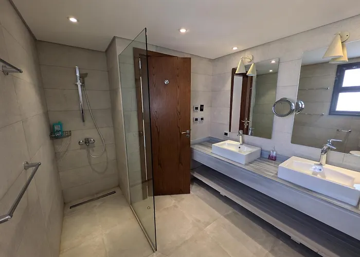 Supreme Beachfront 3br Soma Bay With Garden Villa Gurdaka