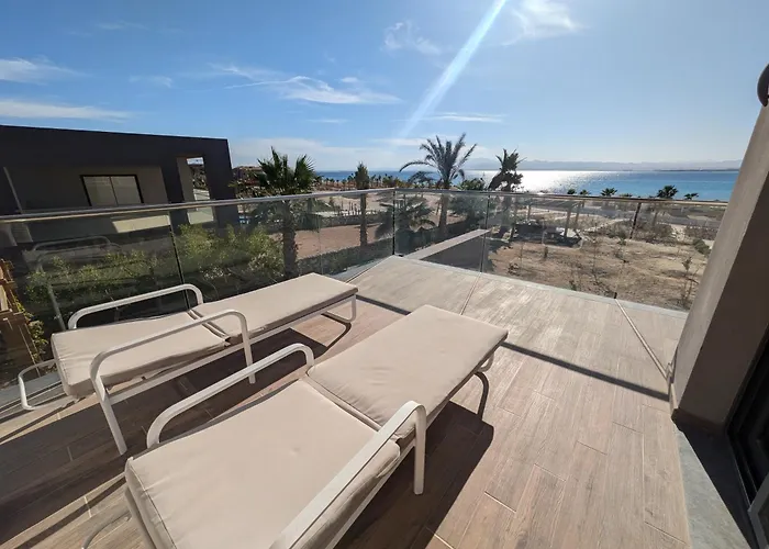 Supreme Beachfront 3br Soma Bay With Garden