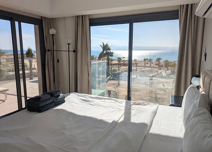 Villa Supreme Beachfront 3br Soma Bay With Garden