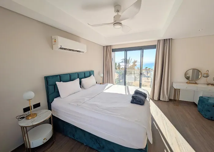 Supreme Beachfront 3br Soma Bay With Garden *