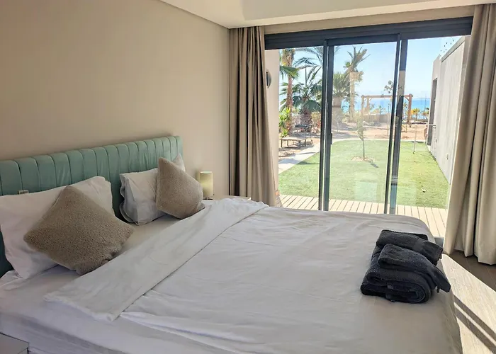 Villa Supreme Beachfront 3br Soma Bay With Garden *
